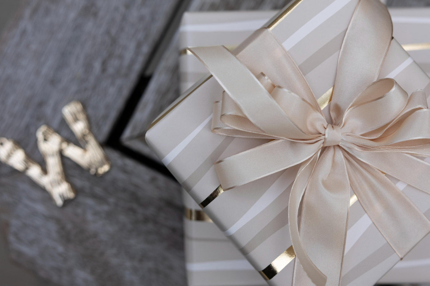 Festive Wave Print Wrapping Paper in Beige and Gold