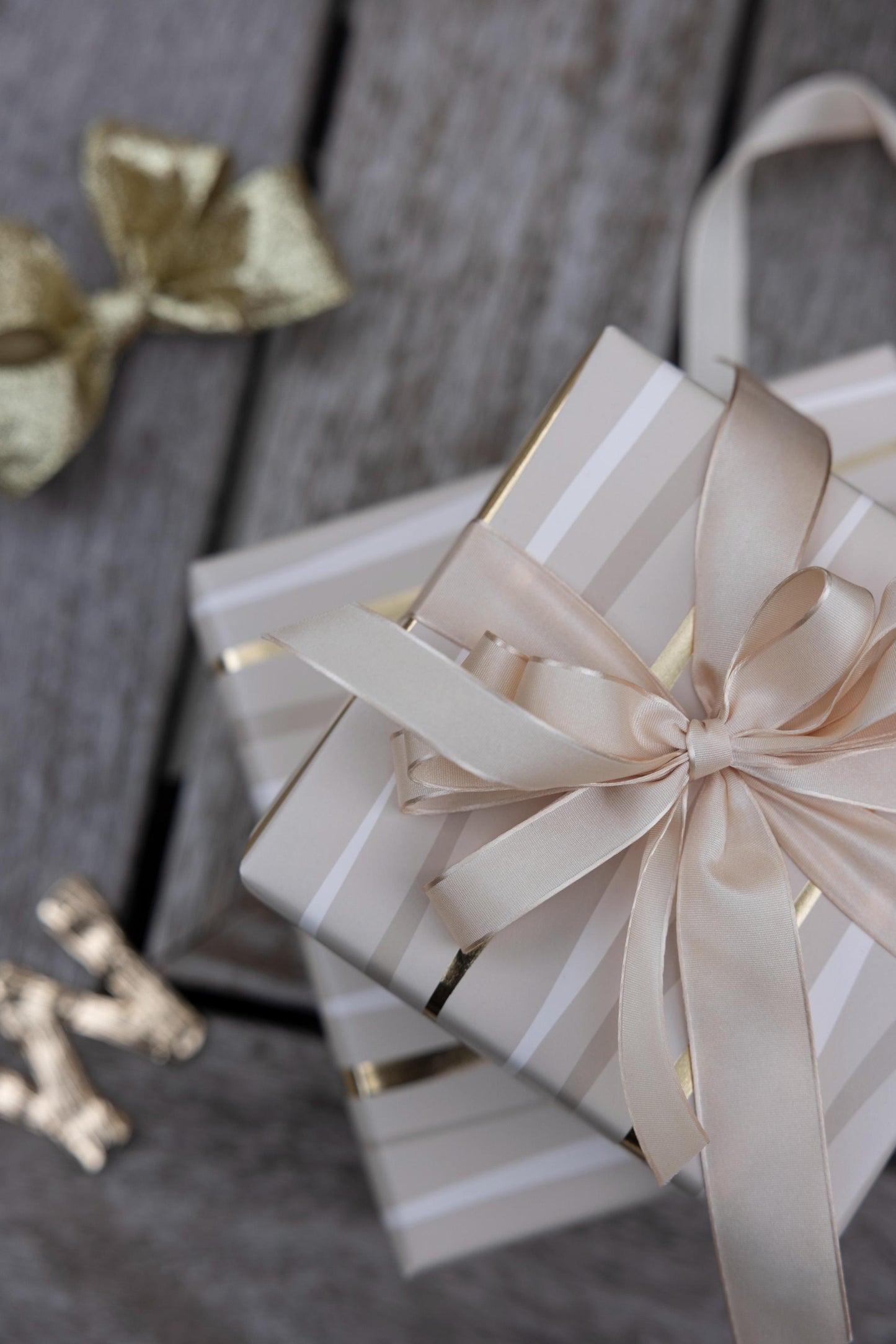 Festive Wave Print Wrapping Paper in Beige and Gold