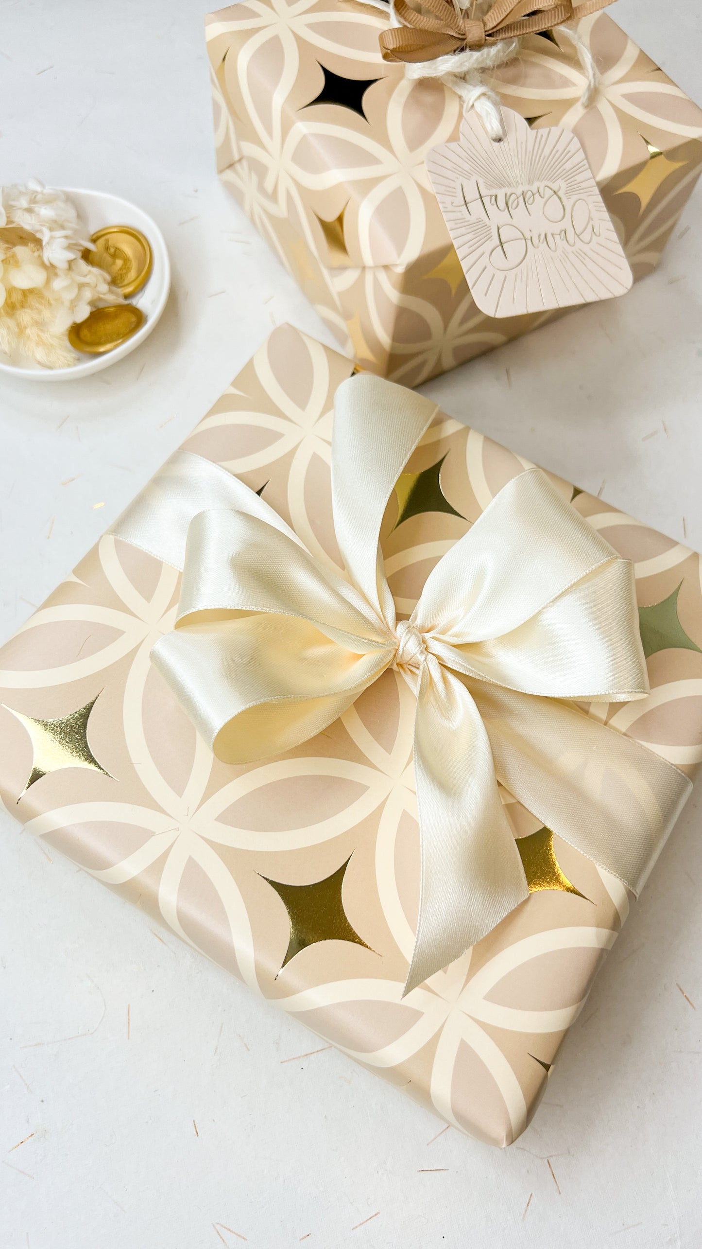 STAR BURST GOLD AND BEIGE WRAPPING PAPER