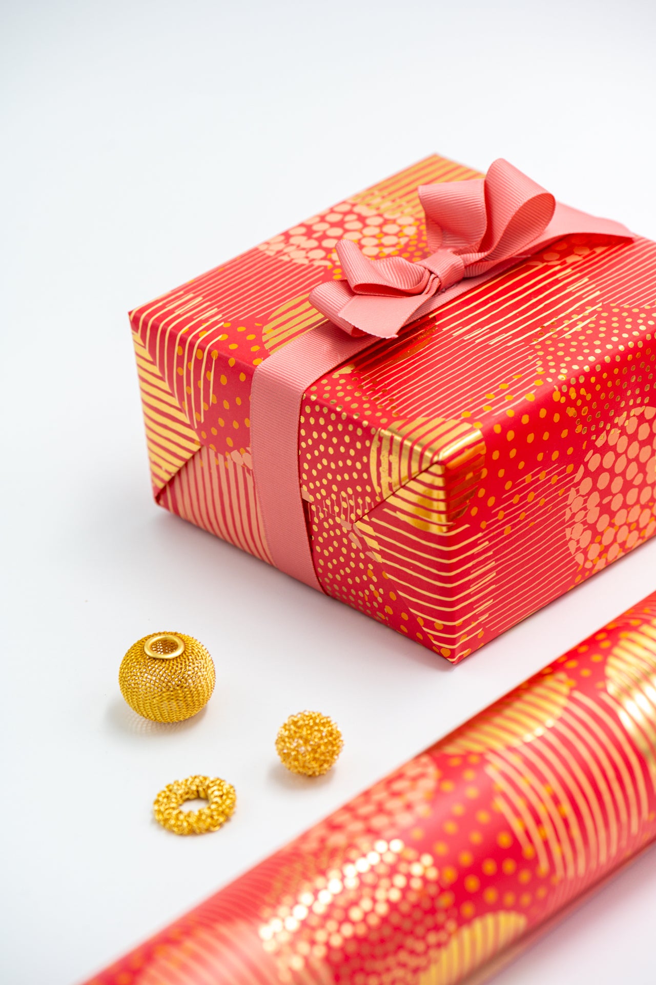 RASPBERRY & GOLD CIRCLET WRAPPING PAPER