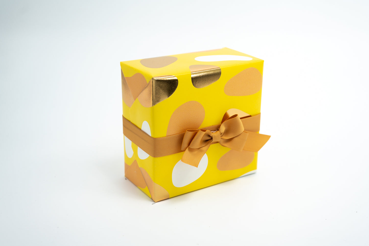 PEBBLES PRINT IN YELLOW AND GOLD WRAPPING PAPER