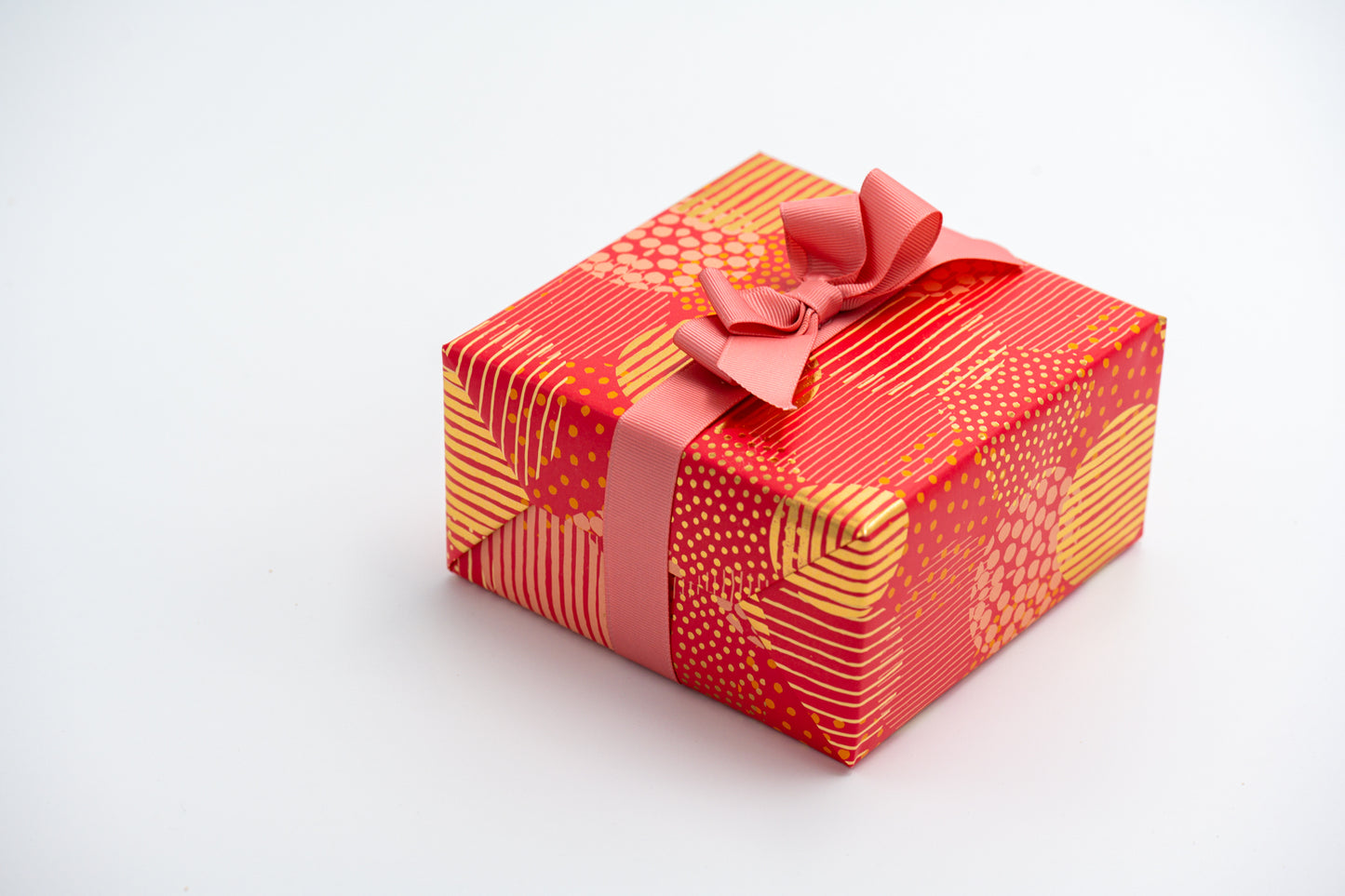 RASPBERRY & GOLD CIRCLET WRAPPING PAPER
